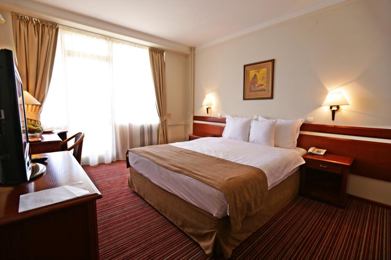 Hotel Metropol - Metropol Lake Resort Lagadin Extérieur photo